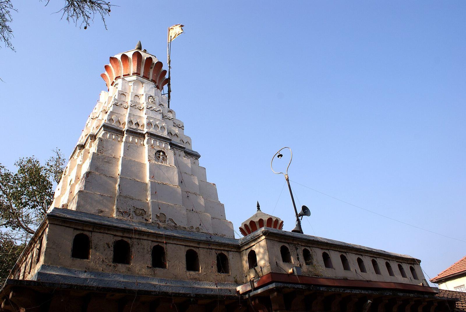 Idol of Shri Chintamani at Theur, crowned and seated in the sanctum
